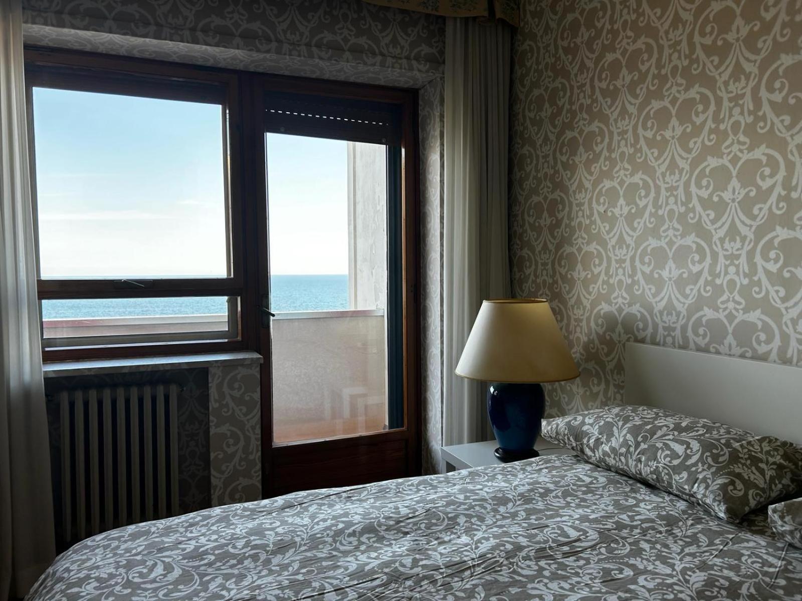 Front Beach Apartment - 3 Bedrooms 巴里 外观 照片