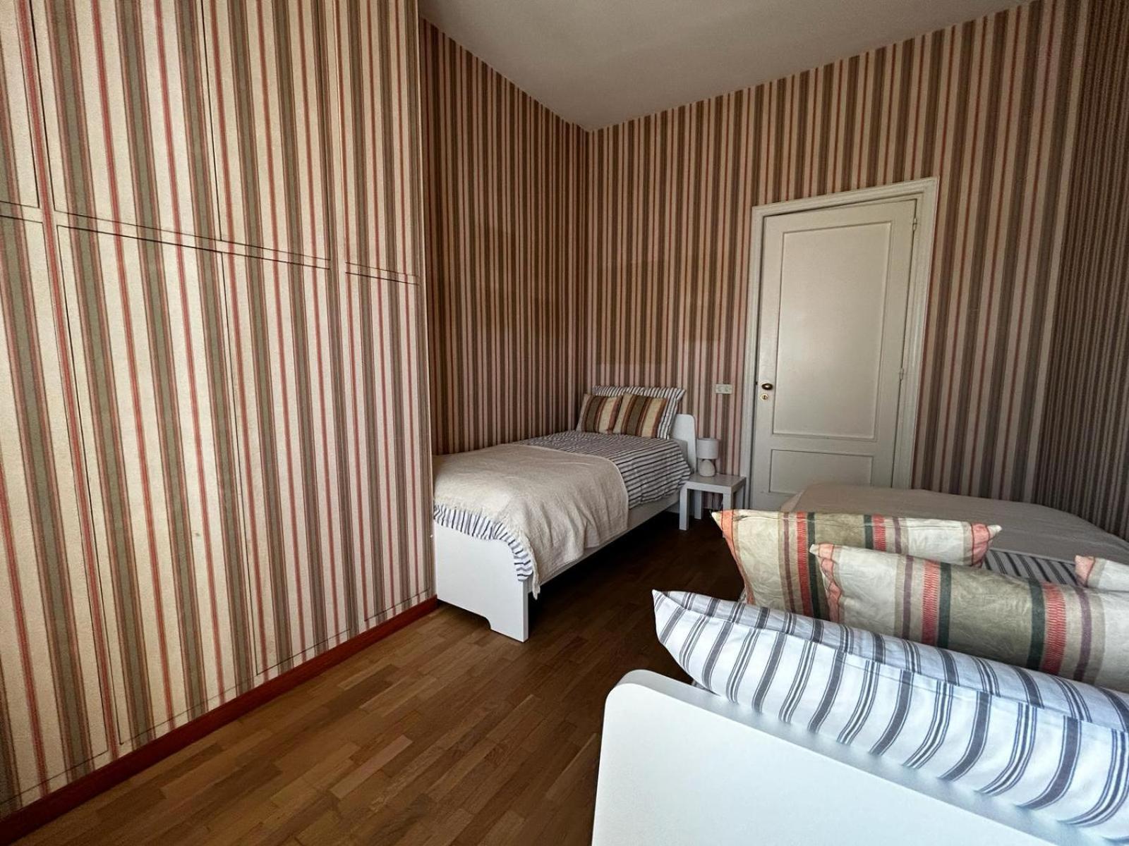 Front Beach Apartment - 3 Bedrooms 巴里 外观 照片