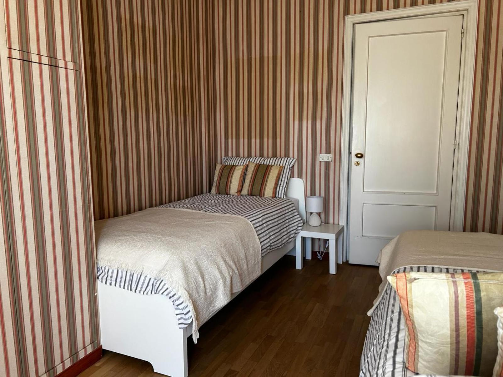 Front Beach Apartment - 3 Bedrooms 巴里 外观 照片