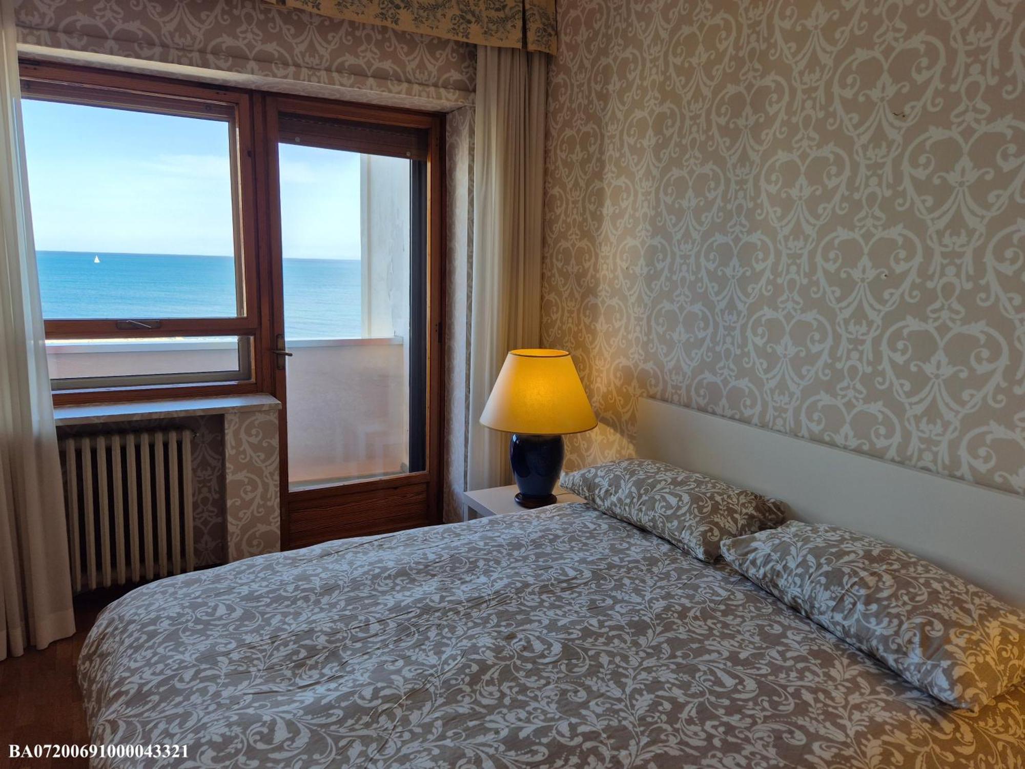 Front Beach Apartment - 3 Bedrooms 巴里 外观 照片